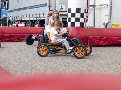 Gokart Die Kinder haben ihren Spaß