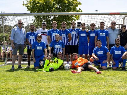 Mannschaftsfoto Die beiden Teams von Weiss Unternehmensgruppe