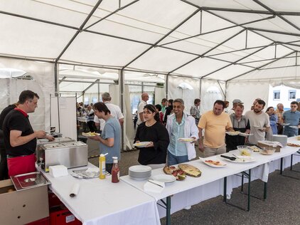 Buffet Die Mitarbeiter bedienen sich