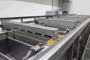 Brünieranlage mit Prozessbädern Vollautomatische Anlage zum Brünieren