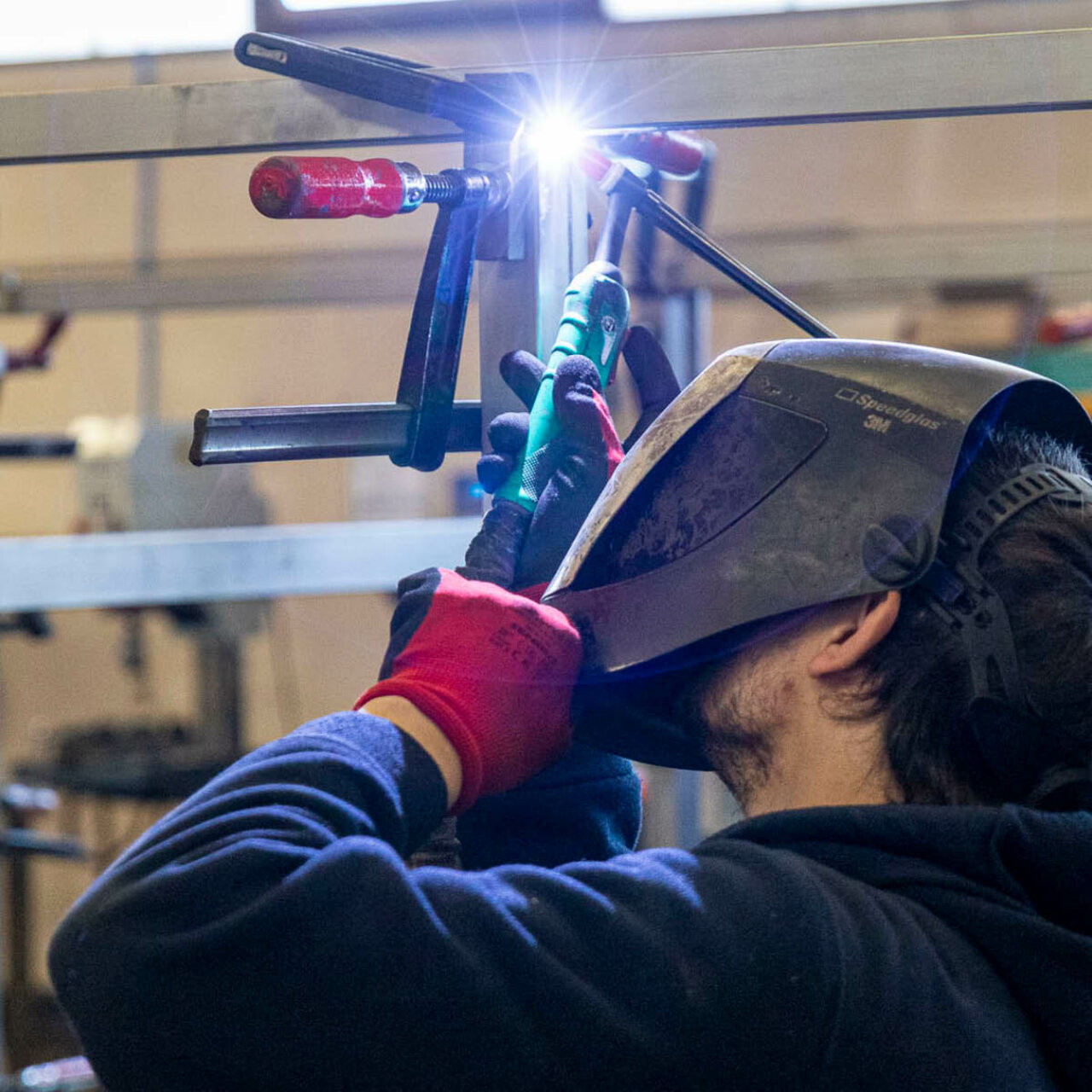 Metallbauer Lerne Schweißen von Metall