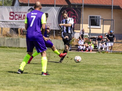 Spielszene Zweikampf und Schuss